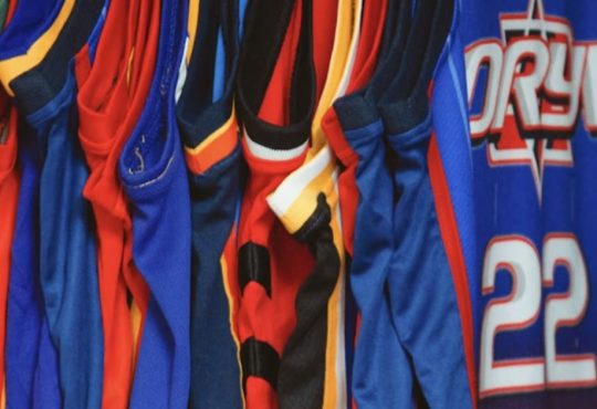 Maglie Retro e Collaborazioni 2025: Stile e Identità Urbana
